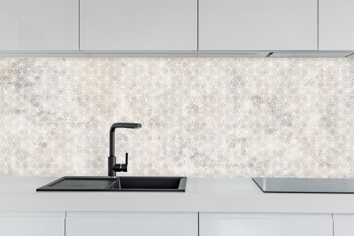 Küche - Geometrisches Beton Mosaik hinter weißen Hochglanz-Küchenregalen und schwarzem Wasserhahn