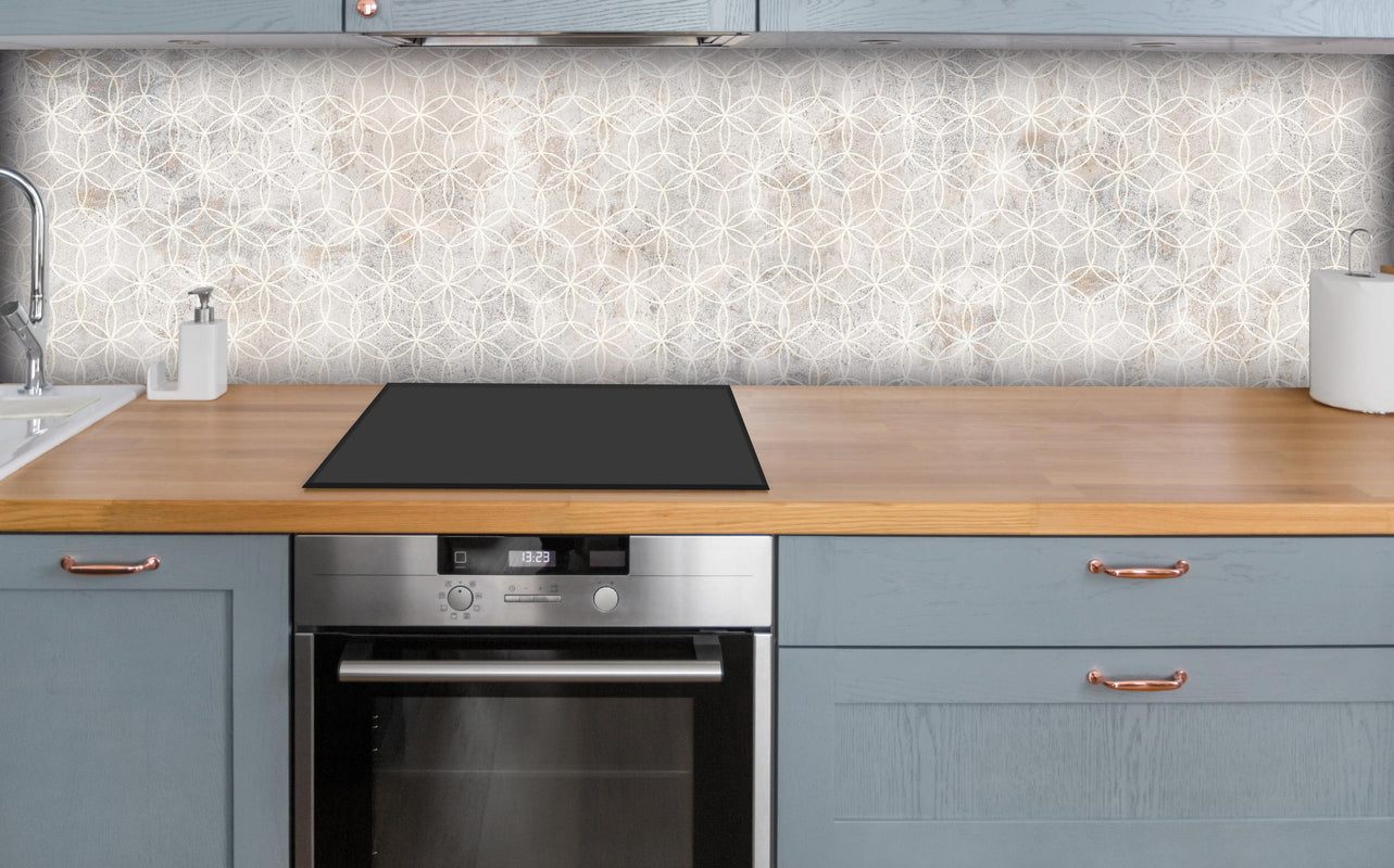 Küche - Geometrisches Beton Mosaik über polierter Holzarbeitsplatte mit Cerankochfeld