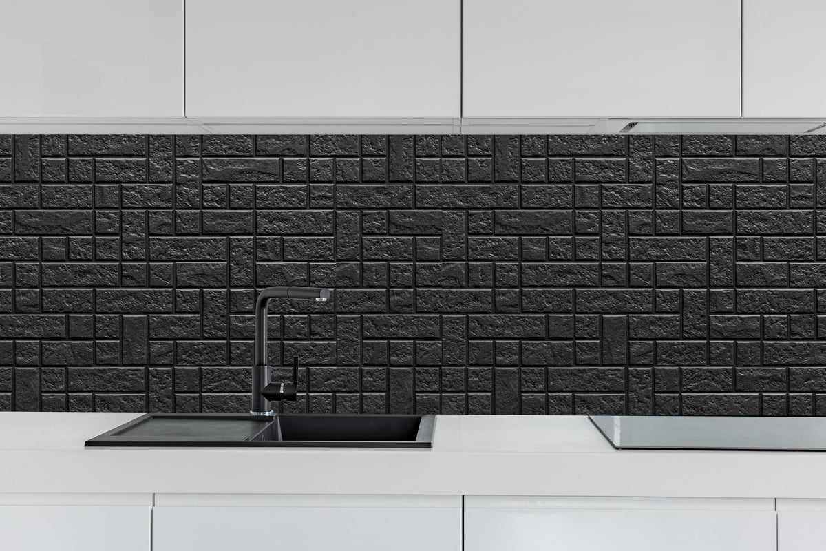 Küche - Geometrisches dunkles Wandfliesendesign hinter weißen Hochglanz-Küchenregalen und schwarzem Wasserhahn