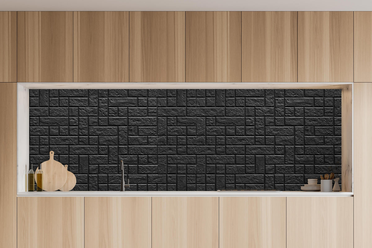 Küche - Geometrisches dunkles Wandfliesendesign in charakteristischer Vollholz-Küche mit modernem Gasherd