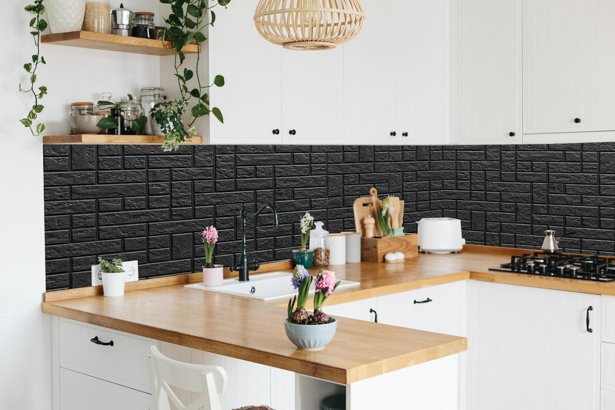 Küche - Geometrisches dunkles Wandfliesendesign in lebendiger Küche mit bunten Blumen