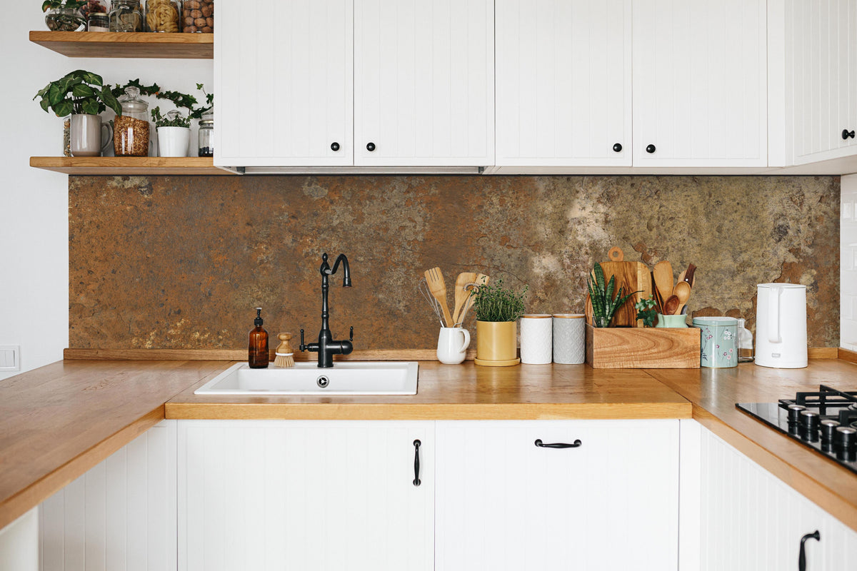 Küche - Gerösteter Metalltextur in weißer Küche hinter Gewürzen und Kochlöffeln aus Holz