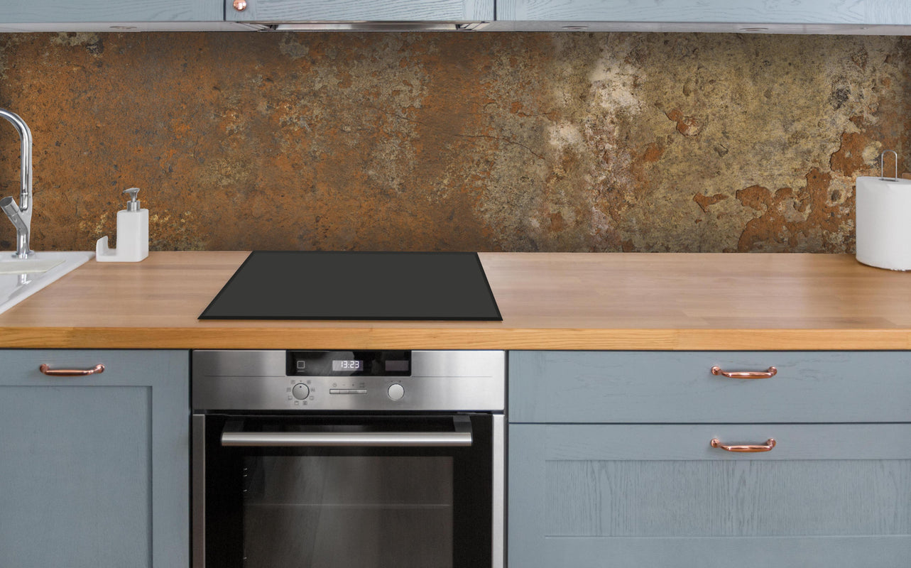 Küche - Gerösteter Metalltextur über polierter Holzarbeitsplatte mit Cerankochfeld