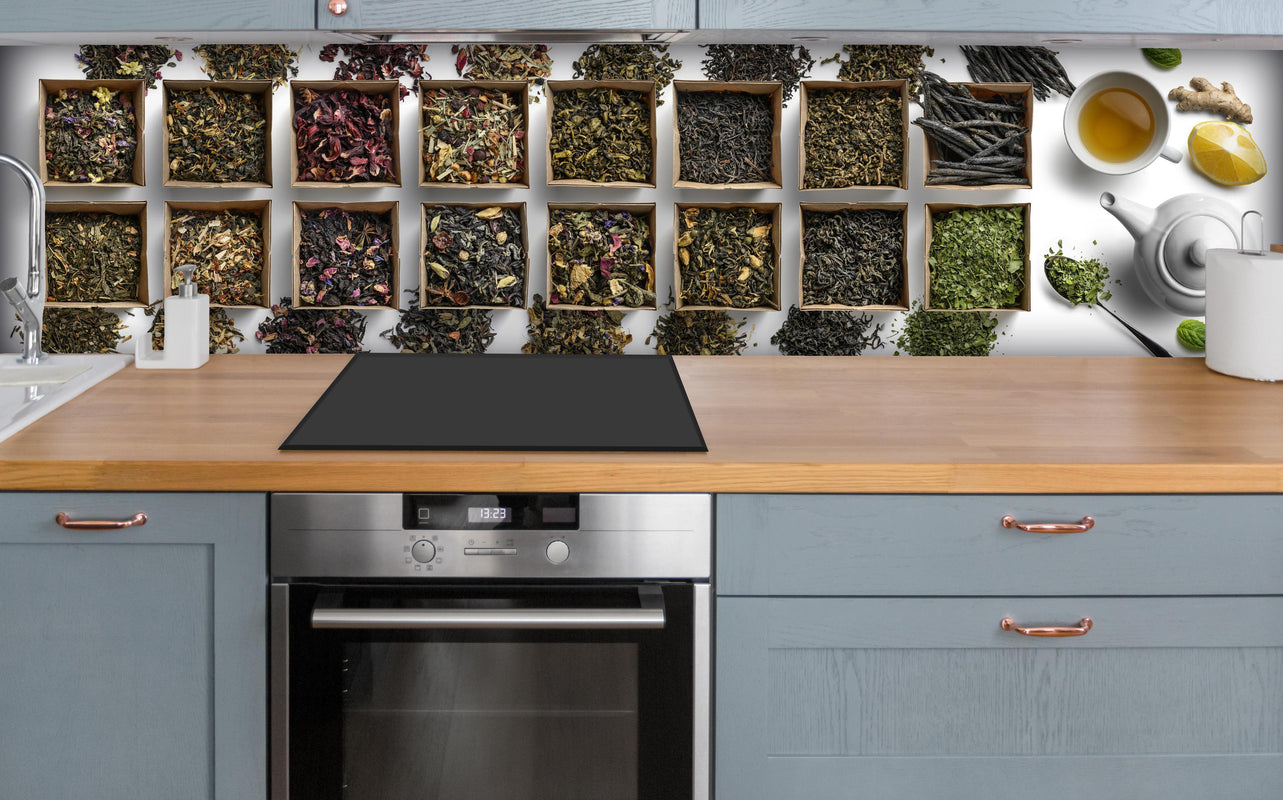 Küche - Gesunde Teesorten über polierter Holzarbeitsplatte mit Cerankochfeld