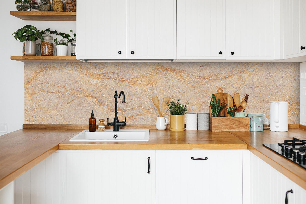 Küche - Getünchte braune Marmorstruktur in weißer Küche hinter Gewürzen und Kochlöffeln aus Holz