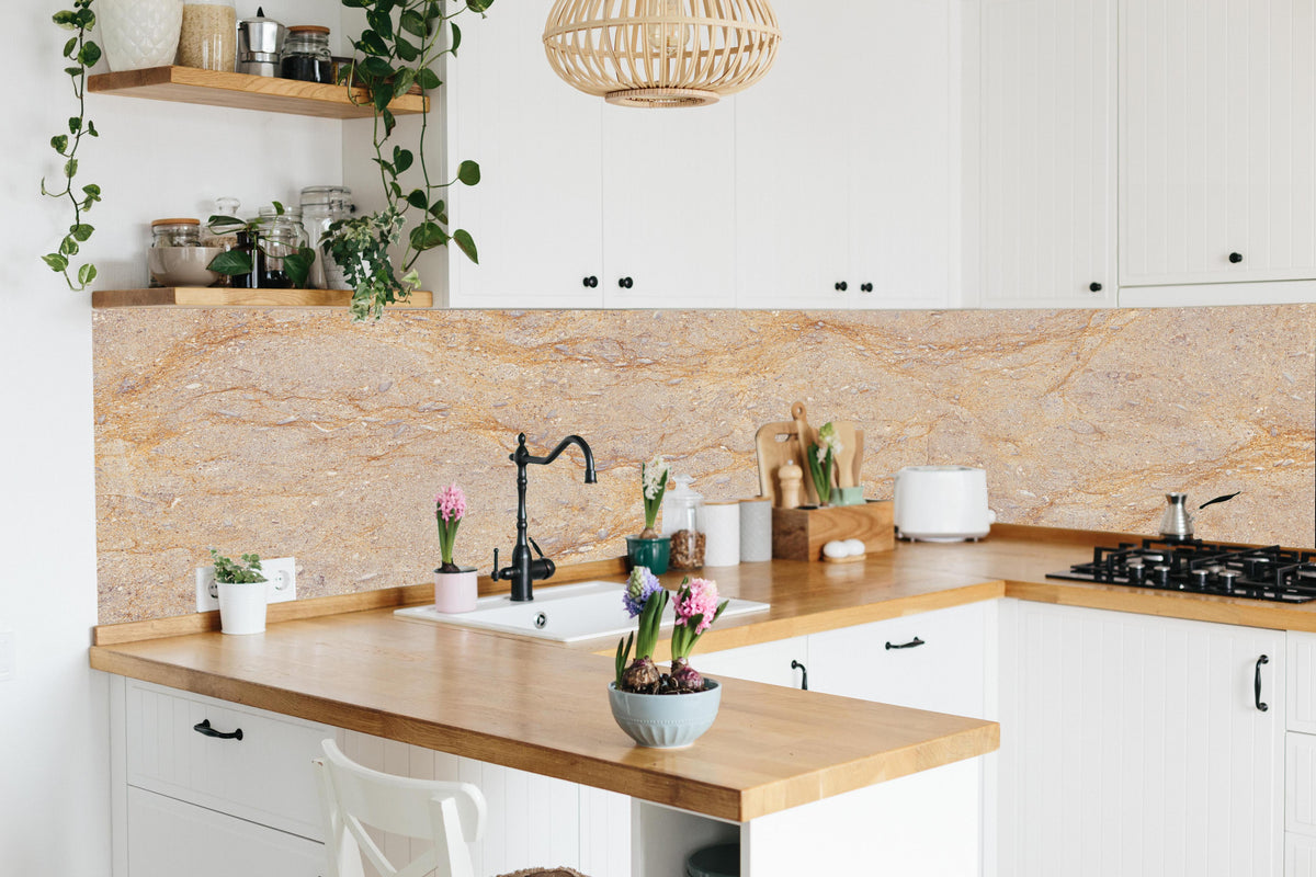 Küche - Getünchte braune Marmorstruktur in lebendiger Küche mit bunten Blumen