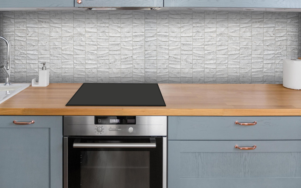 Küche - Gewelltes Stein Betonwand über polierter Holzarbeitsplatte mit Cerankochfeld