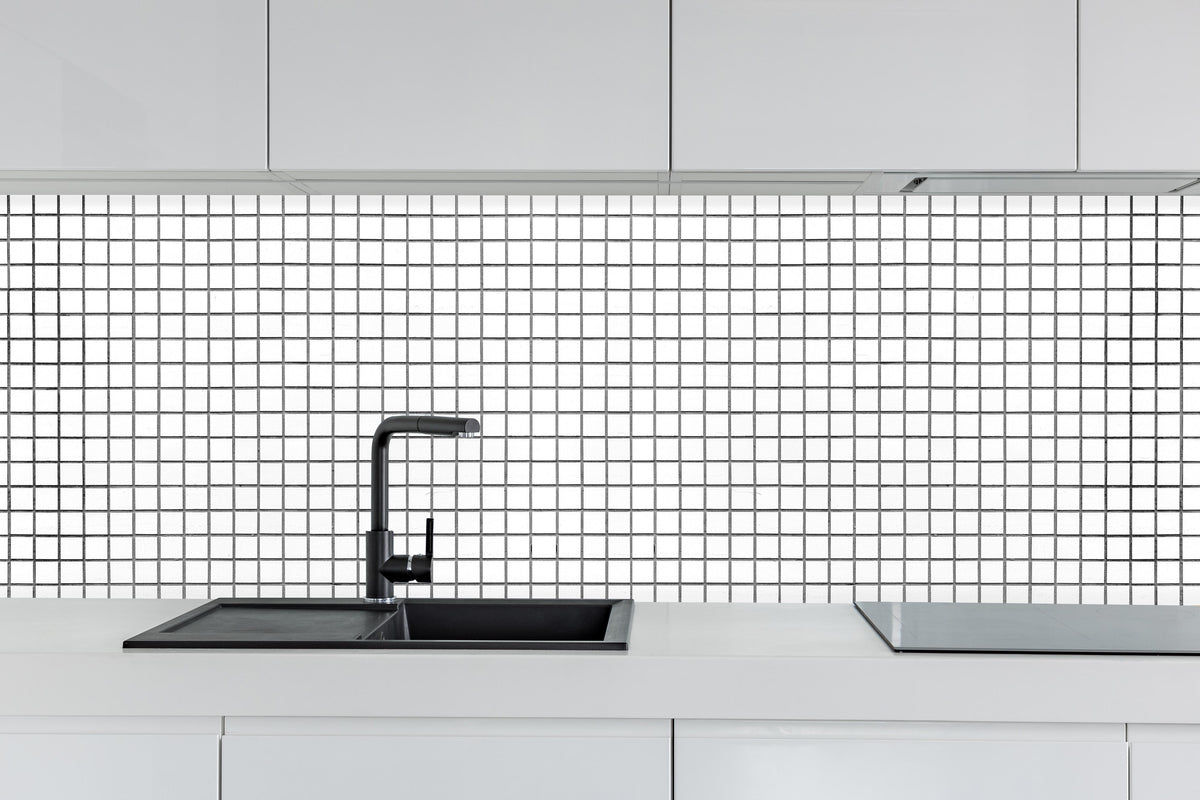 Küche - Gittermuster hinter weißen Hochglanz-Küchenregalen und schwarzem Wasserhahn