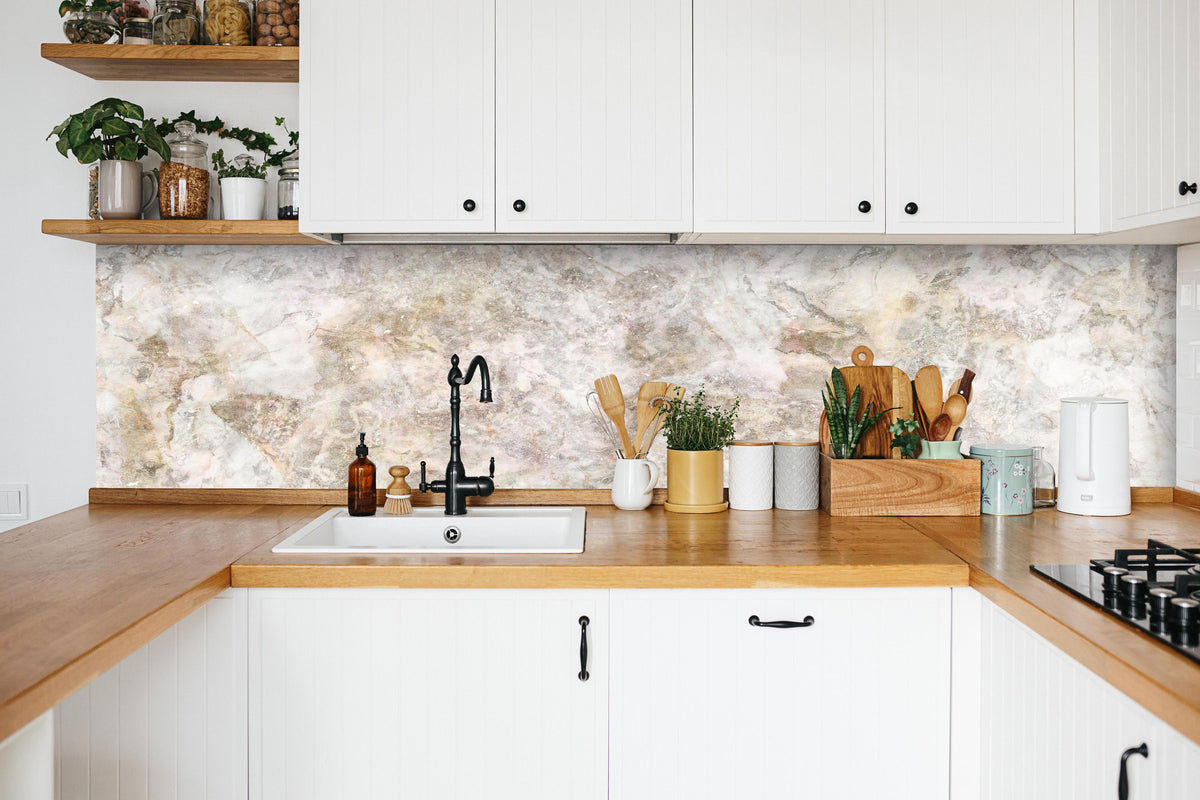 Küche - Glänzende abstrakte Marmortextur in weißer Küche hinter Gewürzen und Kochlöffeln aus Holz