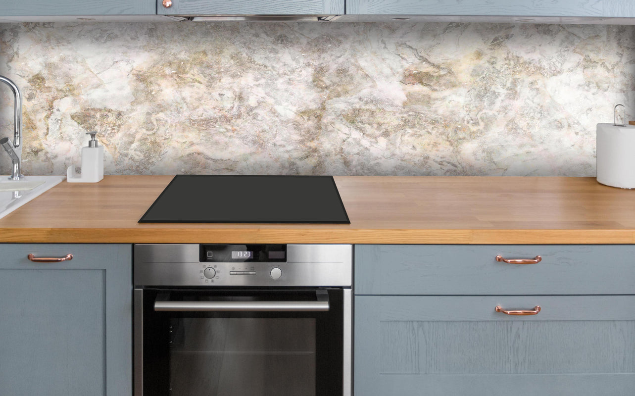 Küche - Glänzende abstrakte Marmortextur über polierter Holzarbeitsplatte mit Cerankochfeld