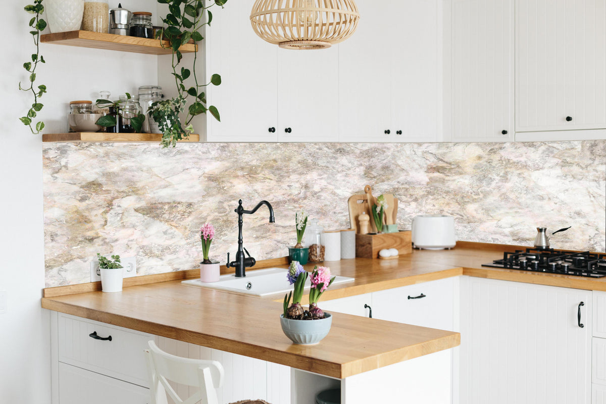 Küche - Glänzende abstrakte Marmortextur in lebendiger Küche mit bunten Blumen