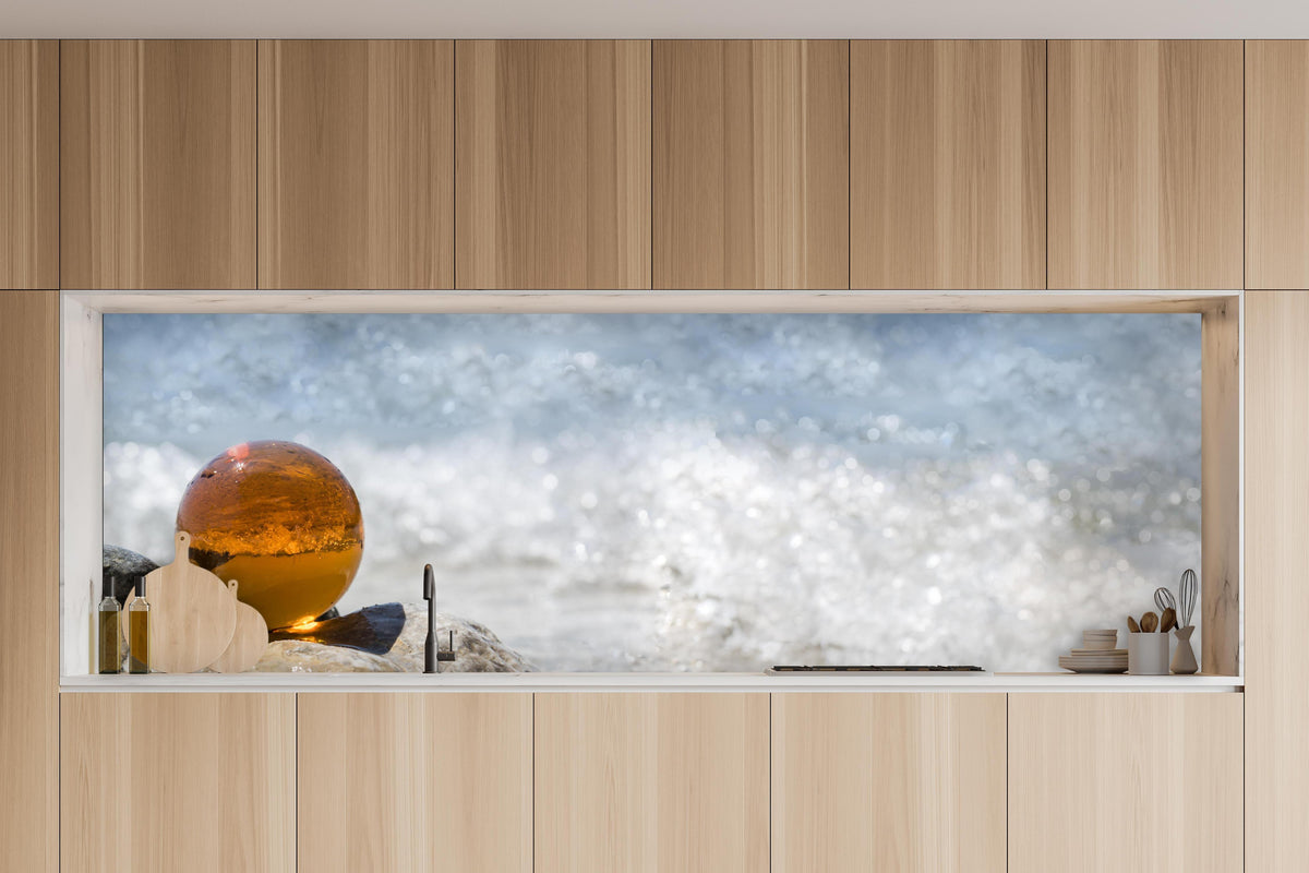 Küche - Glaskugel am Strand in charakteristischer Vollholz-Küche mit modernem Gasherd