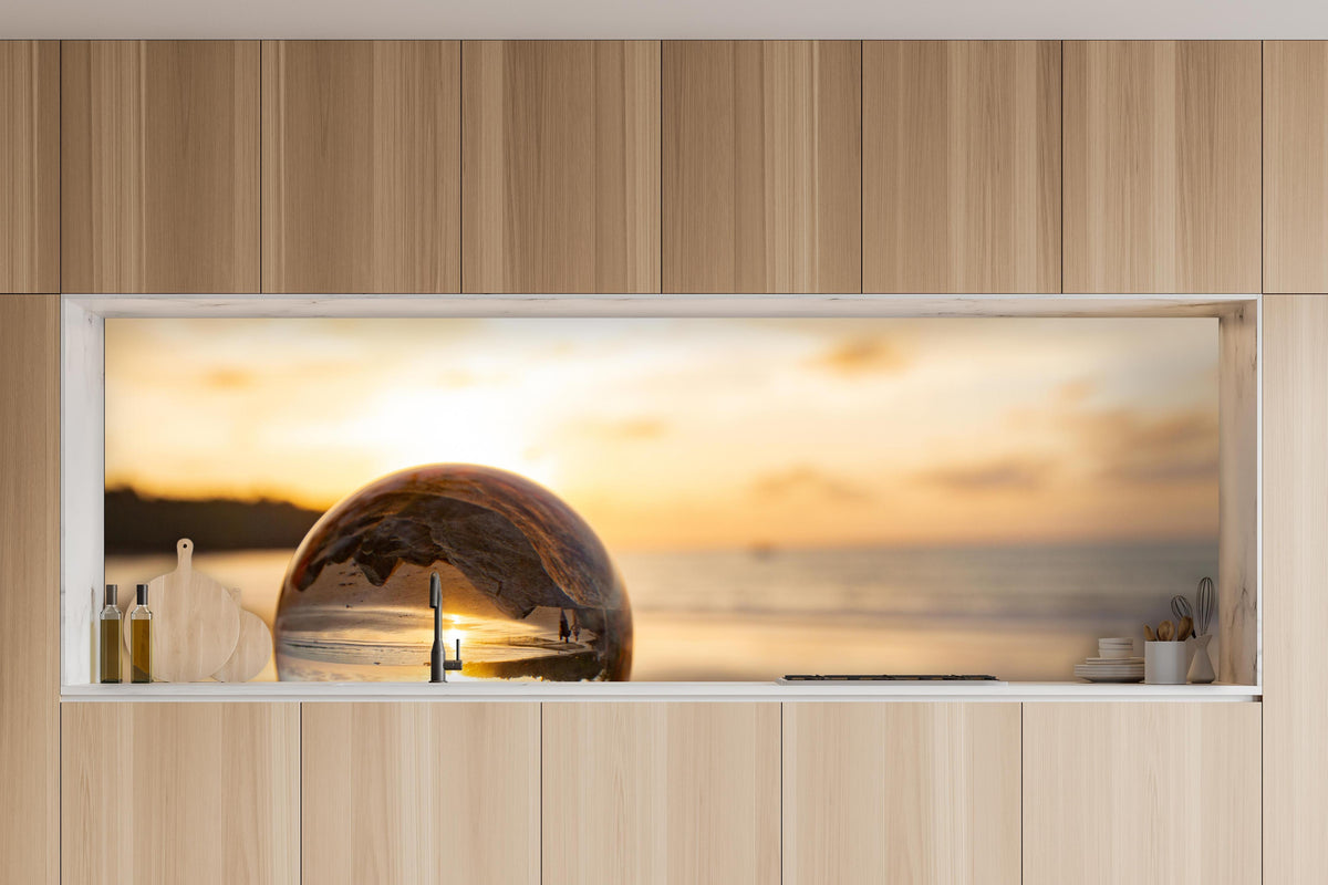 Küche - Glaskugel an der Küste in charakteristischer Vollholz-Küche mit modernem Gasherd