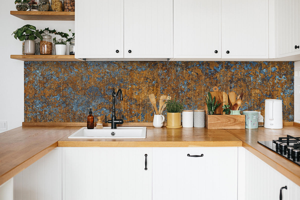 Küche - Gold-blaue alte Metalltextur in weißer Küche hinter Gewürzen und Kochlöffeln aus Holz