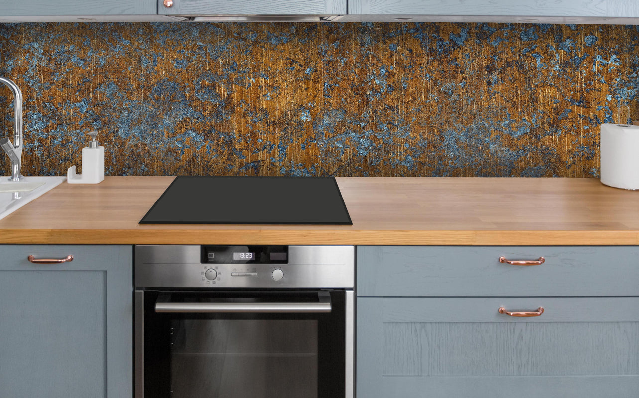 Küche - Gold-blaue alte Metalltextur über polierter Holzarbeitsplatte mit Cerankochfeld