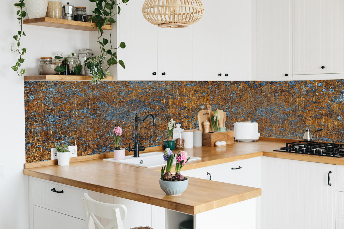 Küche - Gold-blaue alte Metalltextur in lebendiger Küche mit bunten Blumen