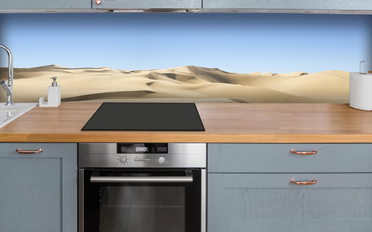 Küche - Gold desert über polierter Holzarbeitsplatte mit Cerankochfeld