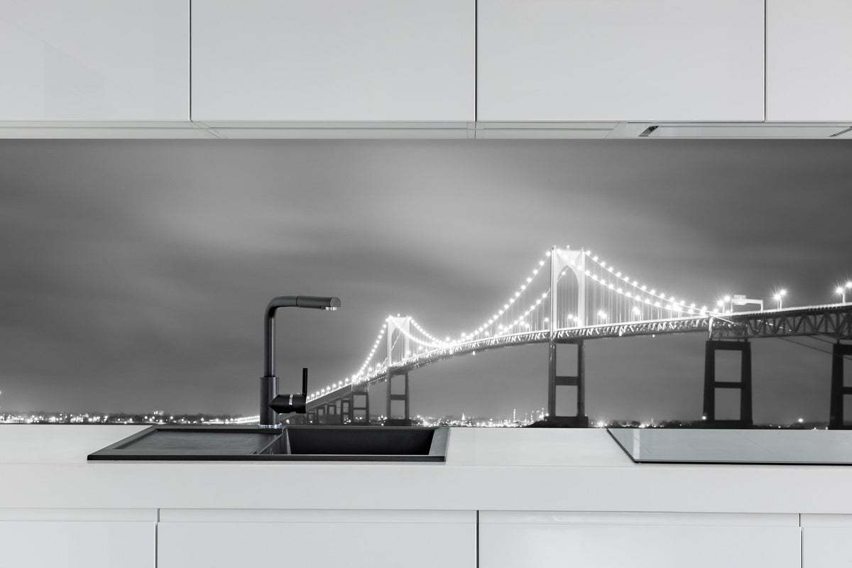 Küche - Golden Gate Brücke - San Francisco hinter weißen Hochglanz-Küchenregalen und schwarzem Wasserhahn
