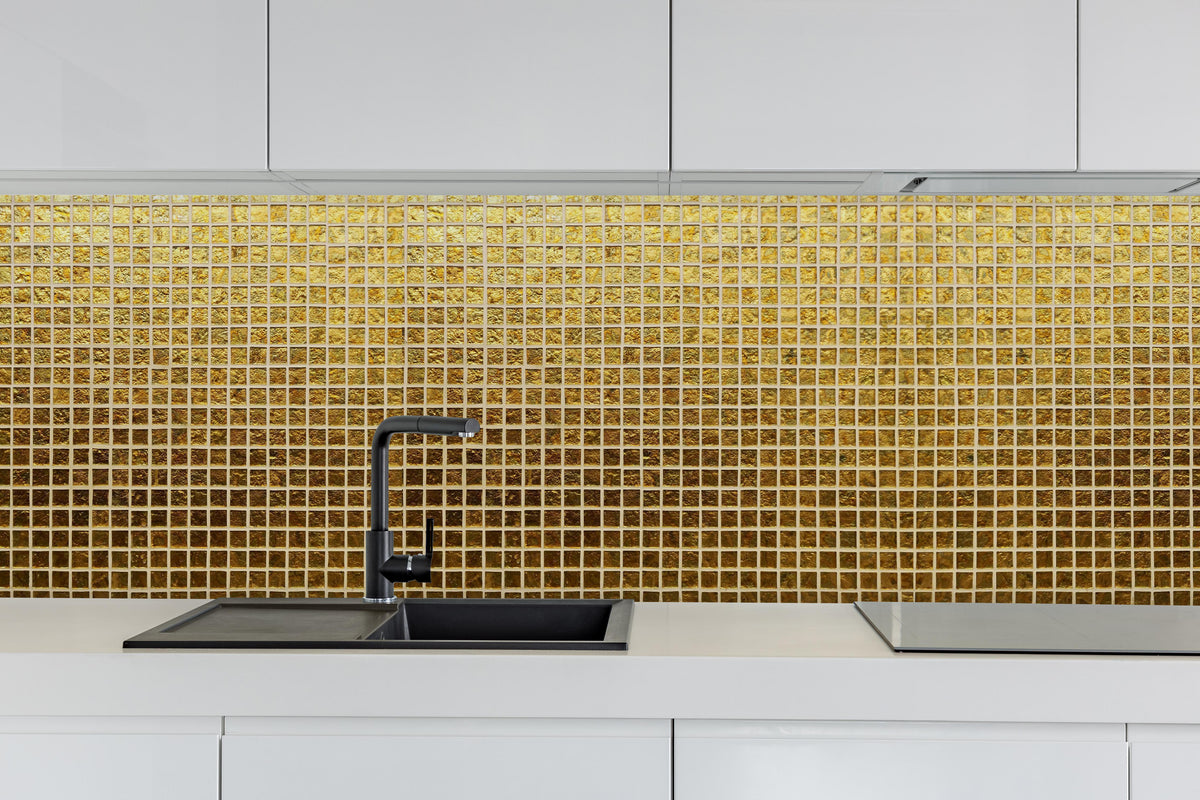 Küche - Goldenes Fliesenmuster hinter weißen Hochglanz-Küchenregalen und schwarzem Wasserhahn