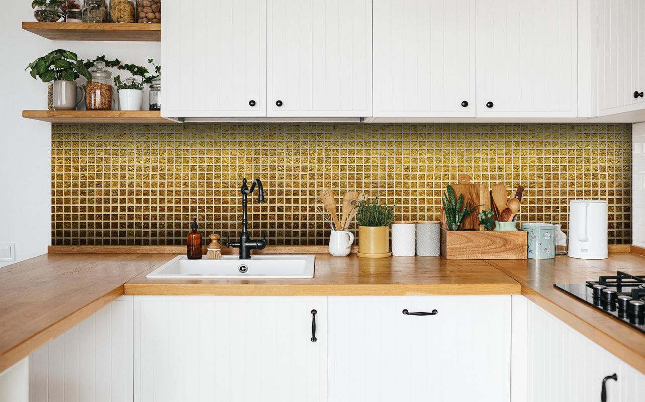 Küche - Goldenes Fliesenmuster in weißer Küche hinter Gewürzen und Kochlöffeln aus Holz