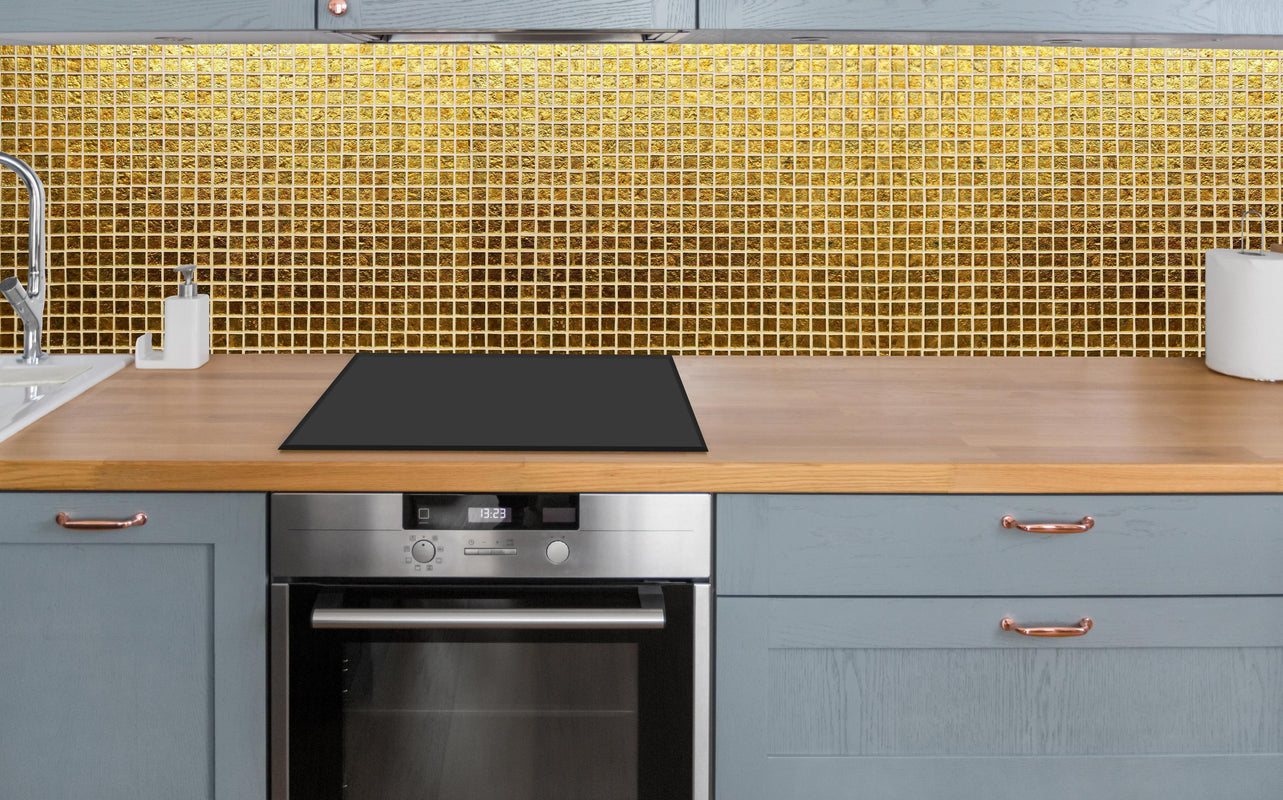 Küche - Goldenes Fliesenmuster über polierter Holzarbeitsplatte mit Cerankochfeld