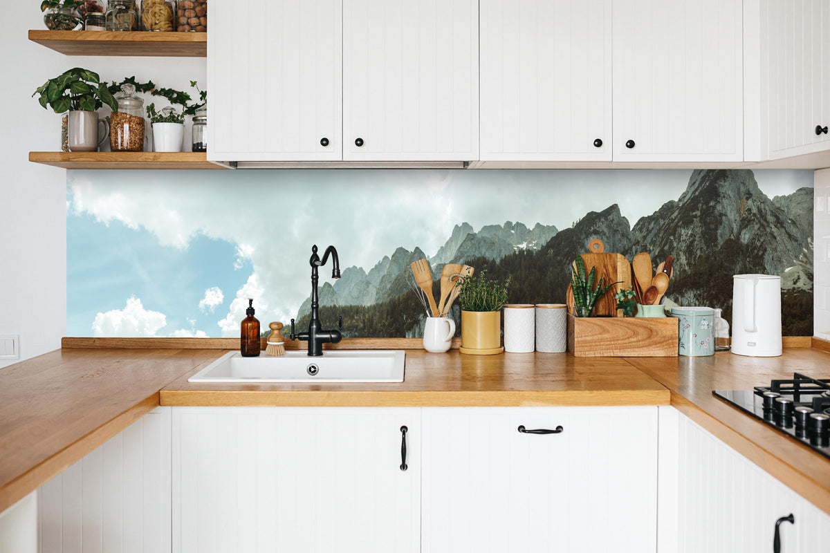 Küche - Gosausee Panorama in weißer Küche hinter Gewürzen und Kochlöffeln aus Holz
