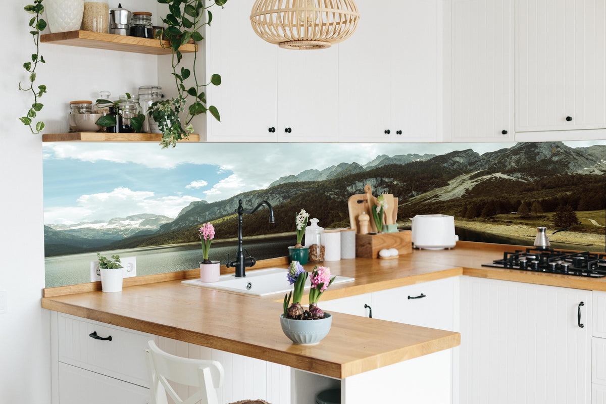 Küche - Gosausee Panorama in lebendiger Küche mit bunten Blumen