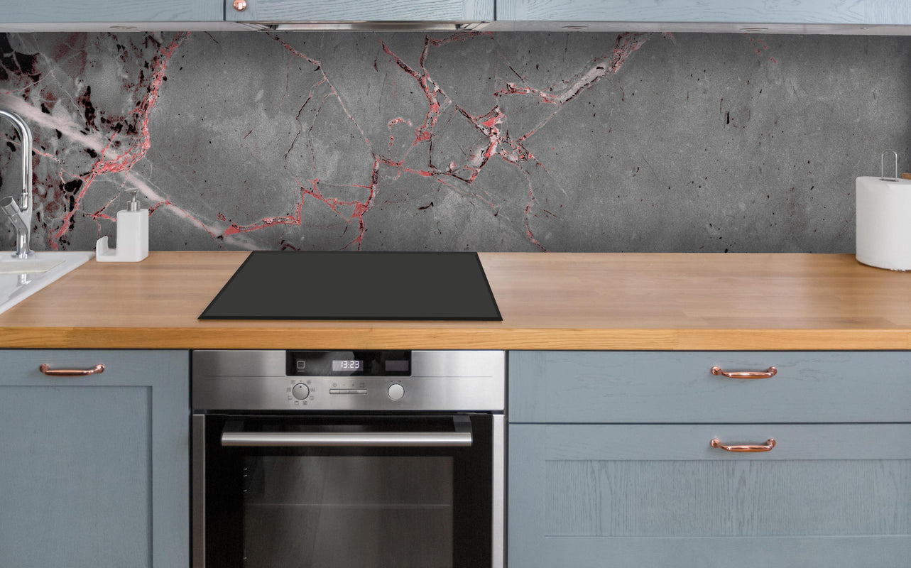 Küche - Gräulich-rote Marmor Textur über polierter Holzarbeitsplatte mit Cerankochfeld