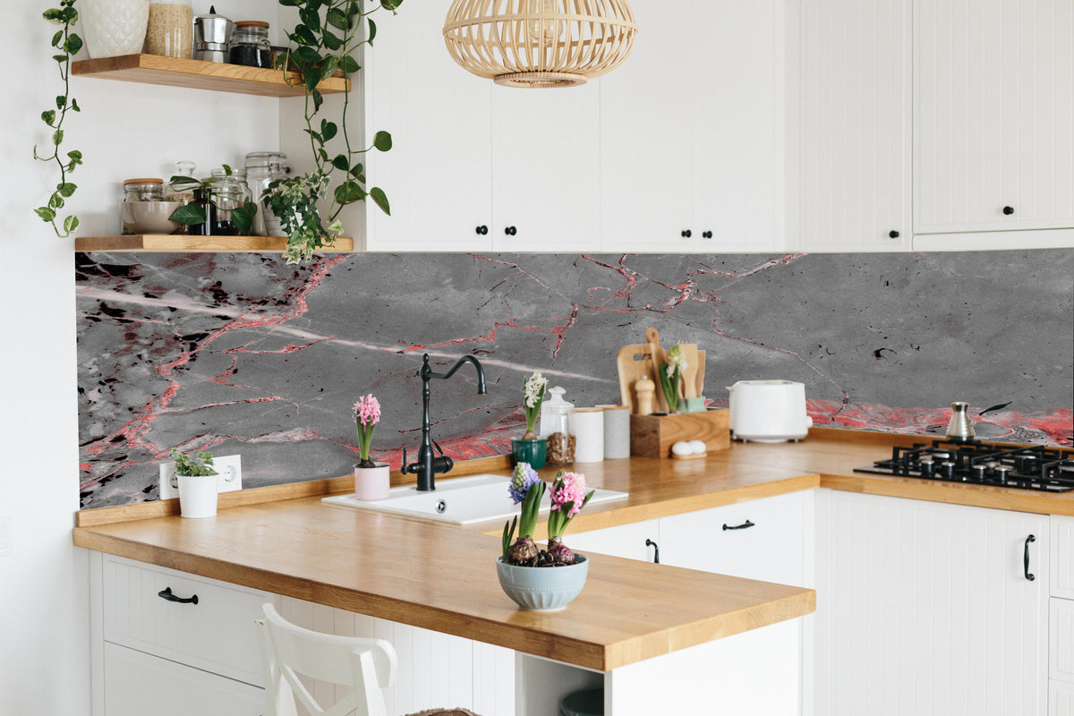 Küche - Gräulich-rote Marmor Textur in lebendiger Küche mit bunten Blumen