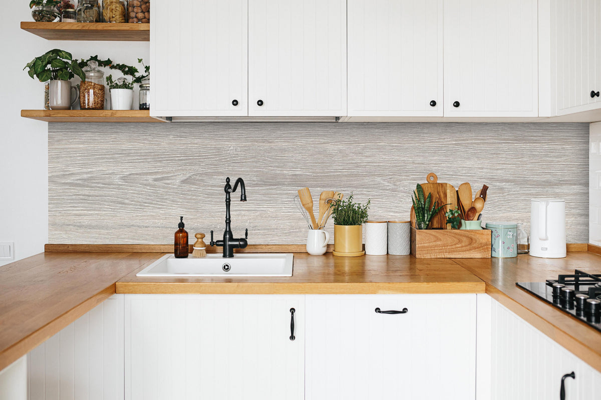Küche - Gräuliche Eichenholzplatte in weißer Küche hinter Gewürzen und Kochlöffeln aus Holz
