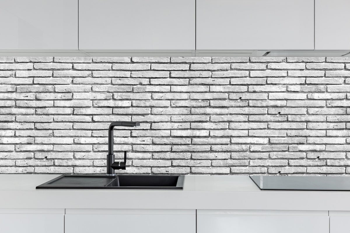 Küche - Gräuliche Grunge Steinmauer hinter weißen Hochglanz-Küchenregalen und schwarzem Wasserhahn