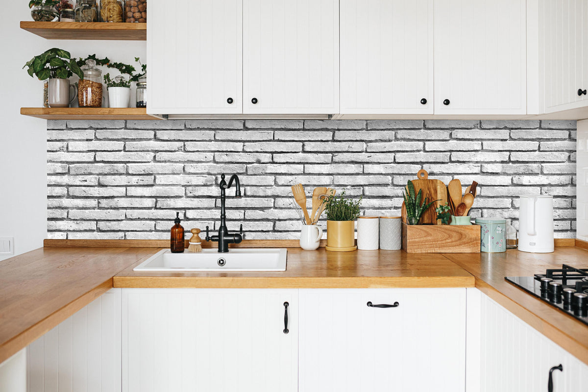 Küche - Gräuliche Grunge Steinmauer in weißer Küche hinter Gewürzen und Kochlöffeln aus Holz