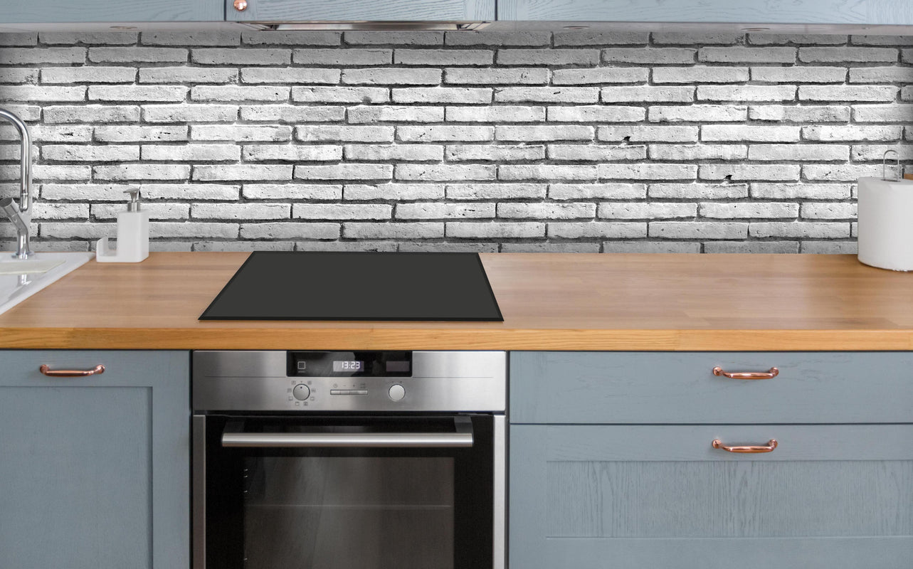 Küche - Gräuliche Grunge Steinmauer über polierter Holzarbeitsplatte mit Cerankochfeld