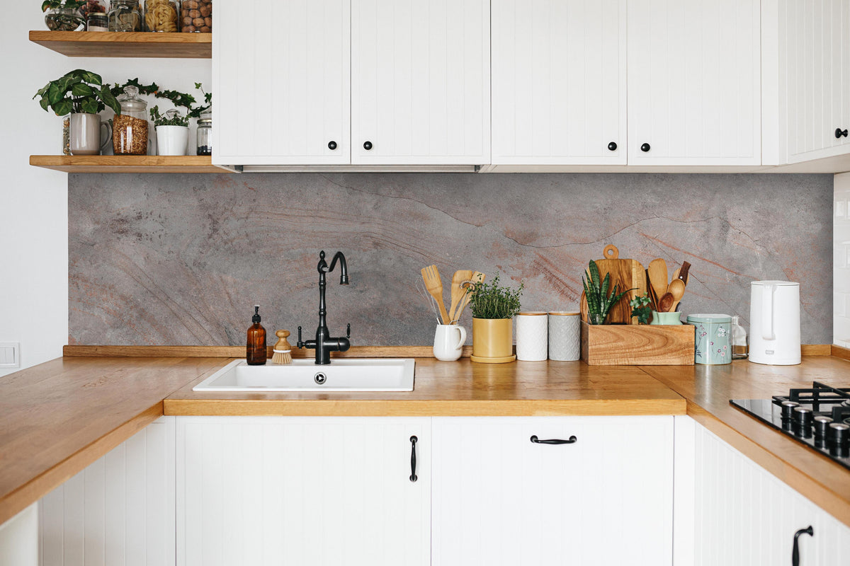 Küche - Gräuliche Vintage Marmor Textur in weißer Küche hinter Gewürzen und Kochlöffeln aus Holz