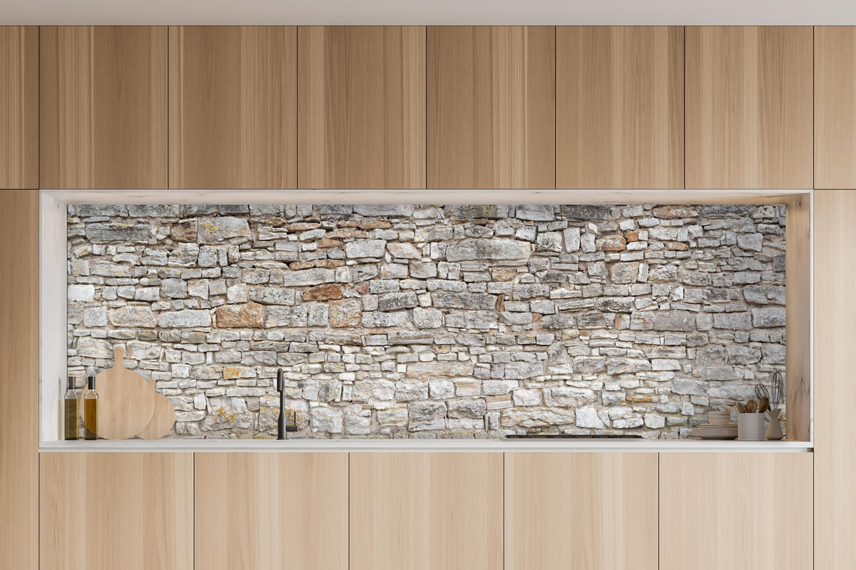 Küche - Gräuliche alte Mauer aus groben Steinen in charakteristischer Vollholz-Küche mit modernem Gasherd