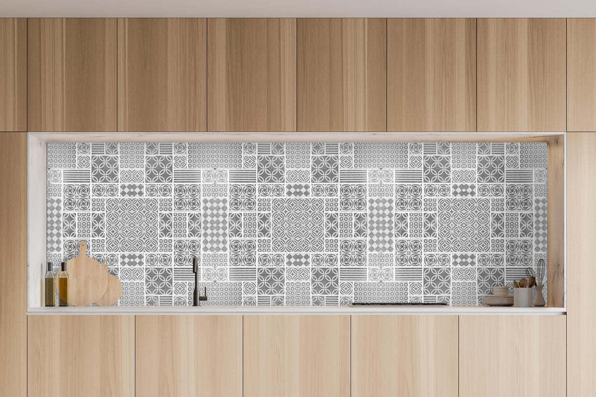 Küche - Gräuliche geometrische Fliesen in charakteristischer Vollholz-Küche mit modernem Gasherd