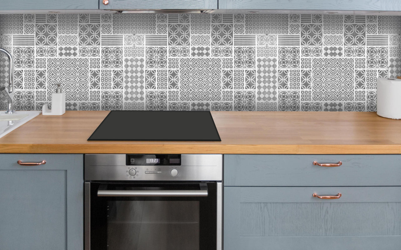 Küche - Gräuliche geometrische Fliesen über polierter Holzarbeitsplatte mit Cerankochfeld