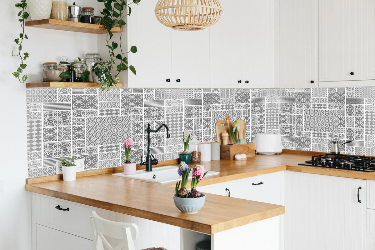 Küche - Gräuliche geometrische Fliesen in lebendiger Küche mit bunten Blumen