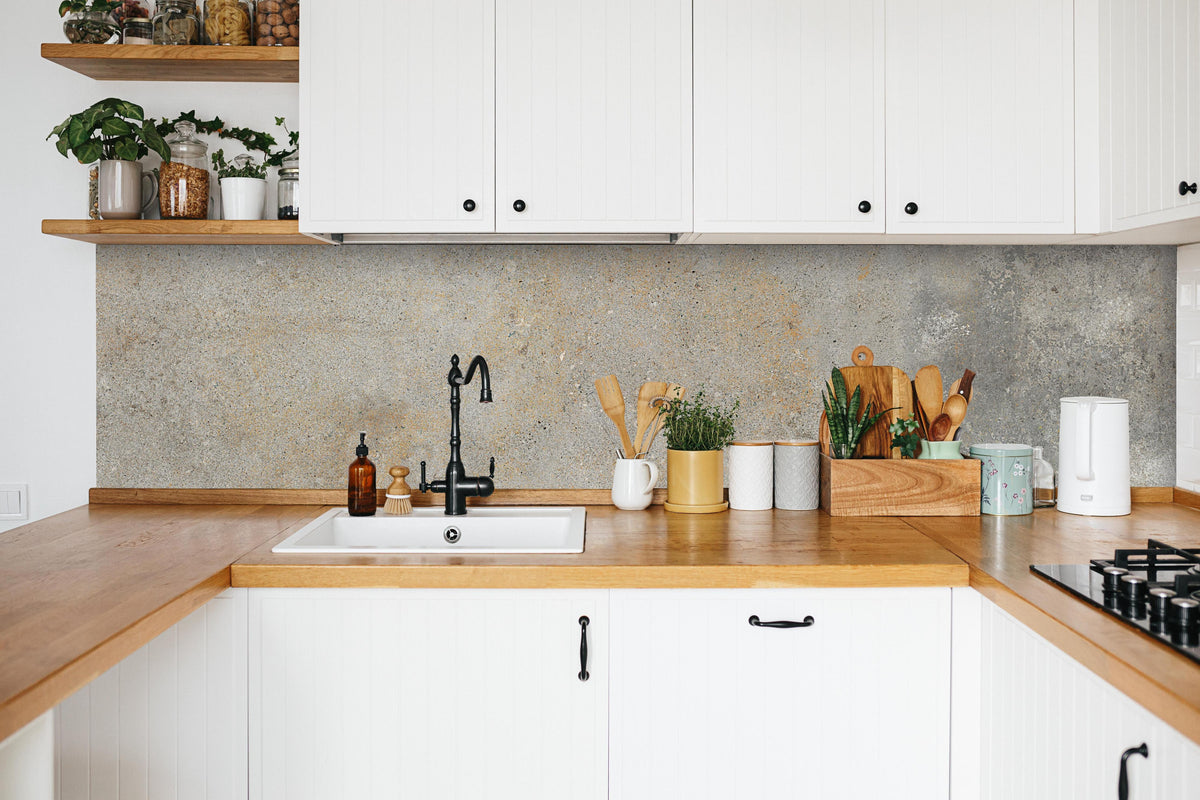 Küche - Grau städtische Marmortextur in weißer Küche hinter Gewürzen und Kochlöffeln aus Holz