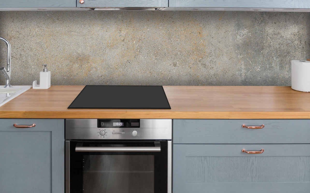 Küche - Grau städtische Marmortextur über polierter Holzarbeitsplatte mit Cerankochfeld