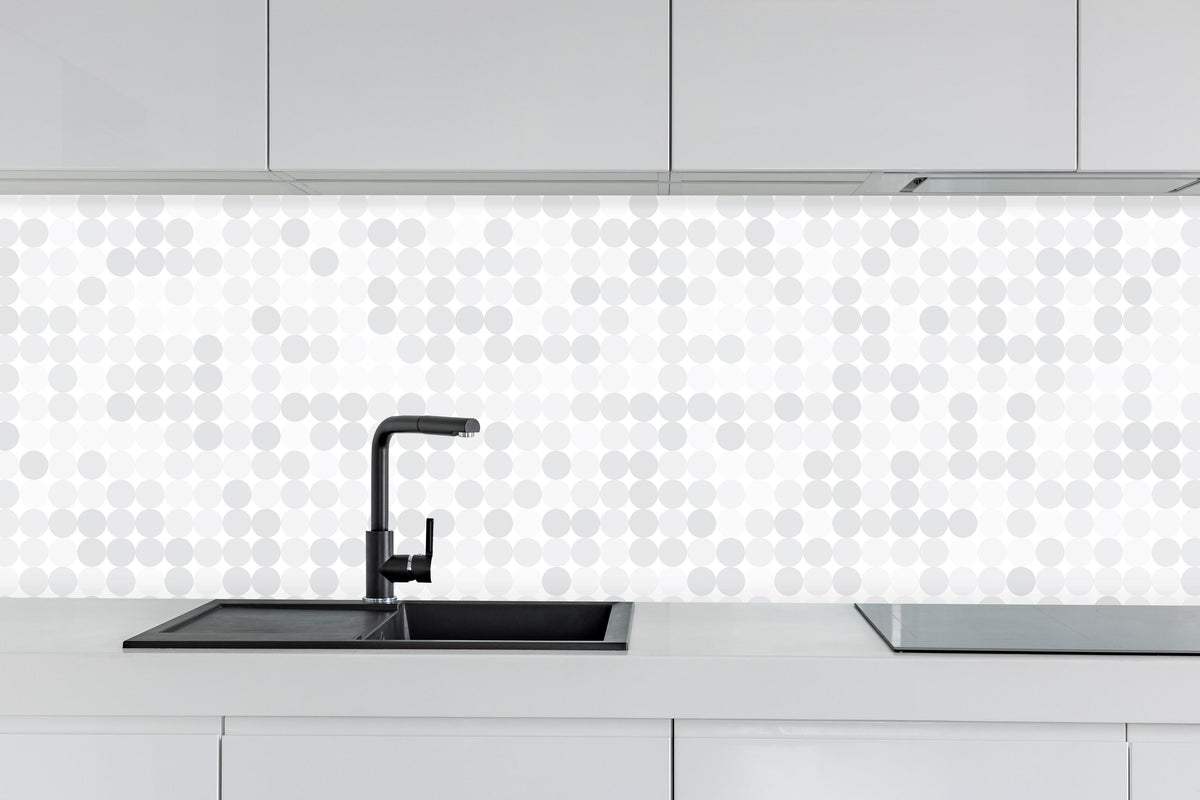 Küche - Grau-weißes Punktmuster hinter weißen Hochglanz-Küchenregalen und schwarzem Wasserhahn