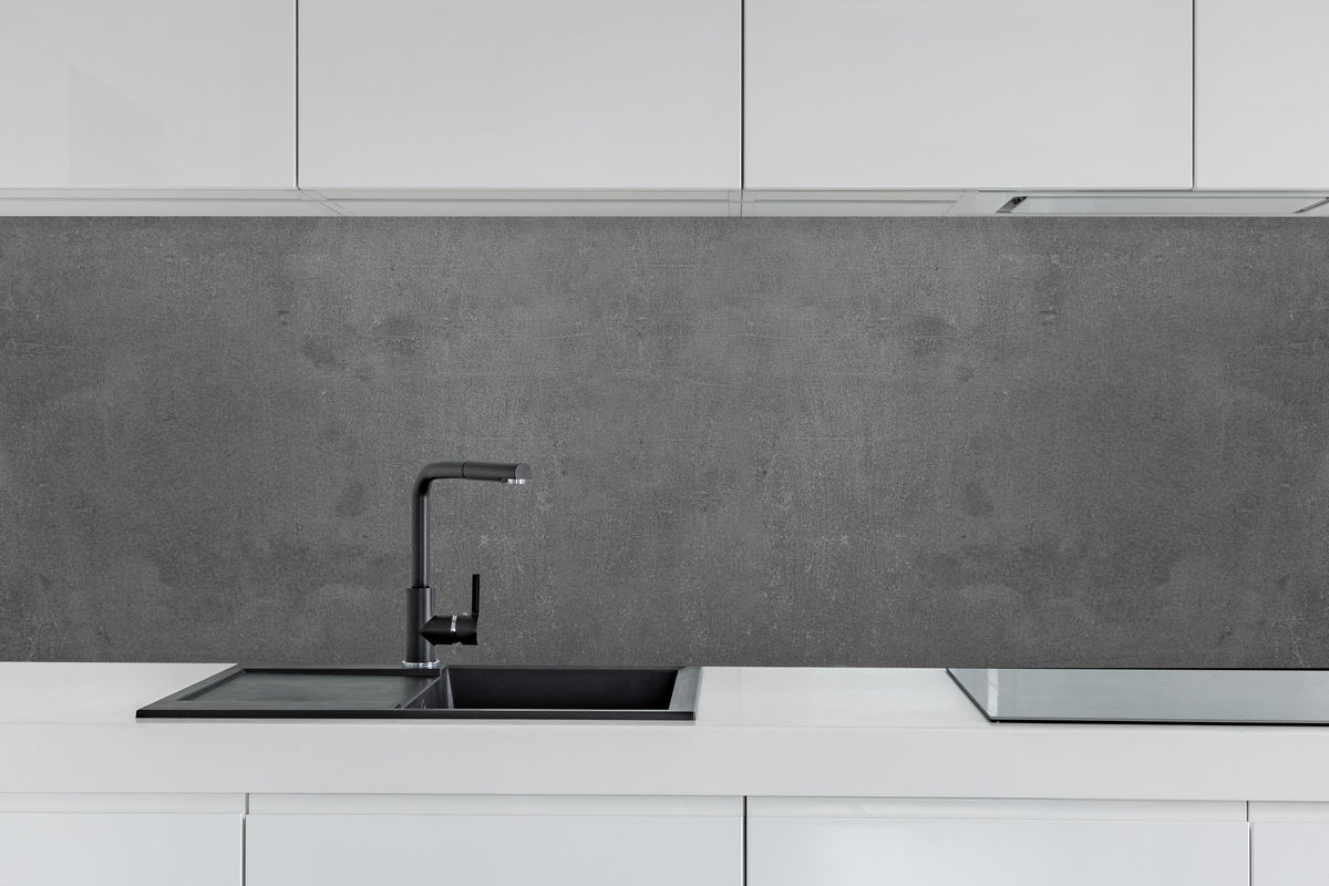 Küche - Graue Anthrazite Beton Textur hinter weißen Hochglanz-Küchenregalen und schwarzem Wasserhahn