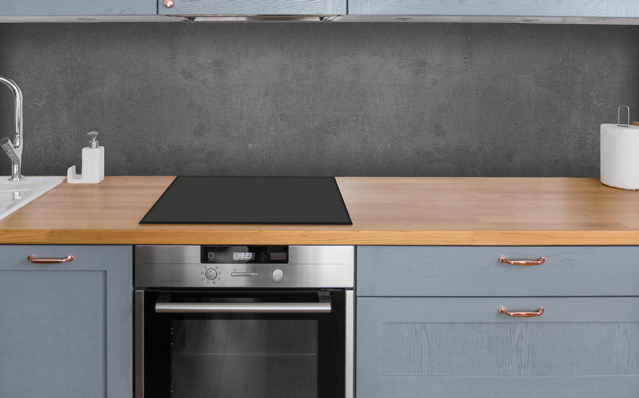 Küche - Graue Anthrazite Beton Textur über polierter Holzarbeitsplatte mit Cerankochfeld