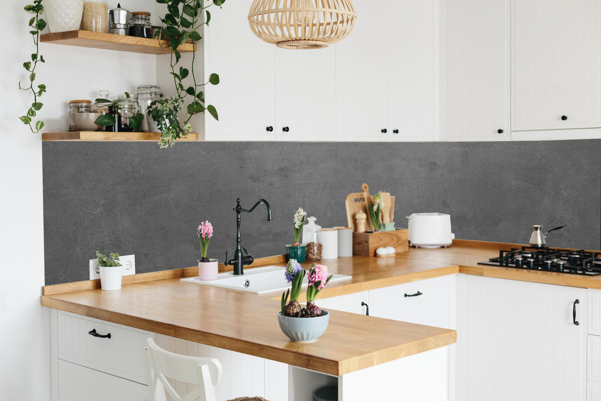 Küche - Graue Anthrazite Beton Textur in lebendiger Küche mit bunten Blumen