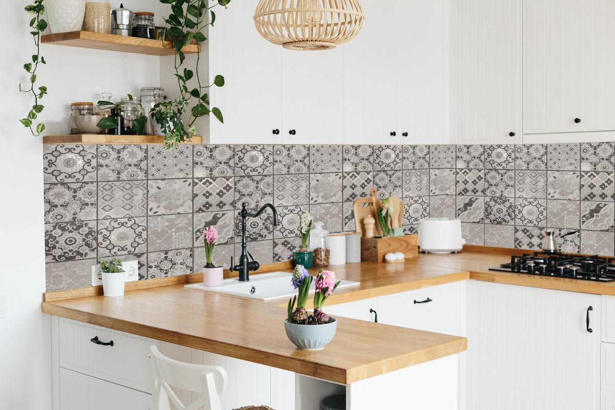 Küche - Graue Fliesenmuster in lebendiger Küche mit bunten Blumen