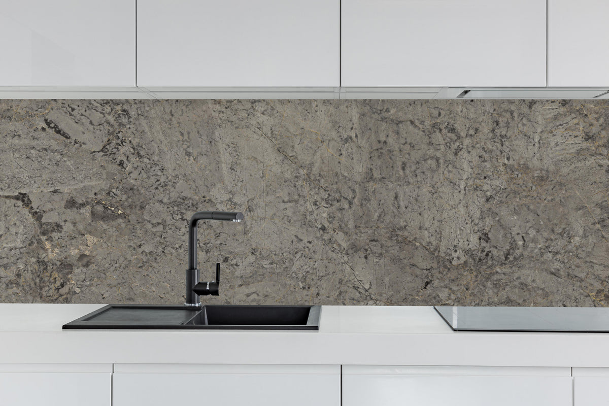 Küche - Graue Granit Textur hinter weißen Hochglanz-Küchenregalen und schwarzem Wasserhahn