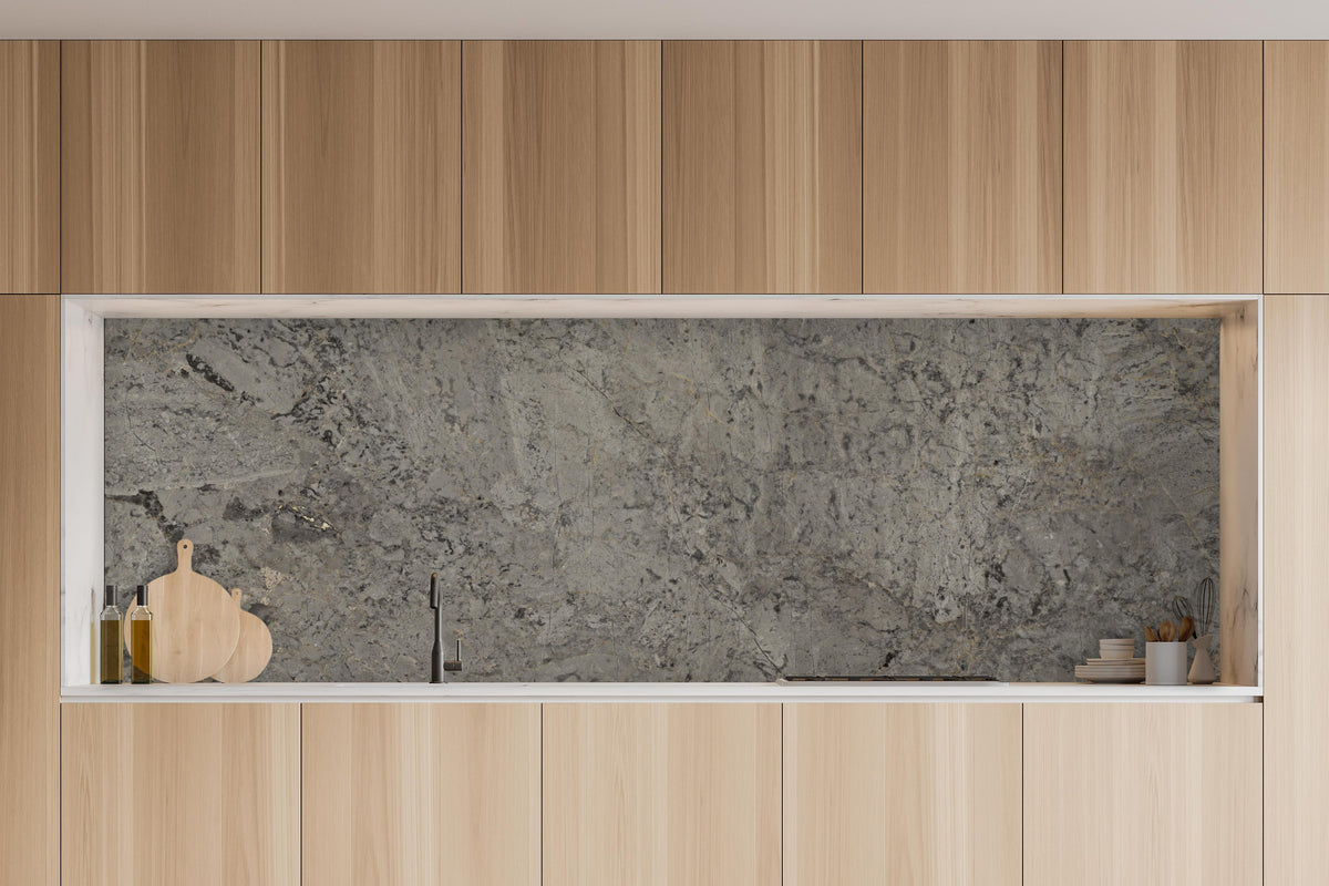 Küche - Graue Granit Textur in charakteristischer Vollholz-Küche mit modernem Gasherd