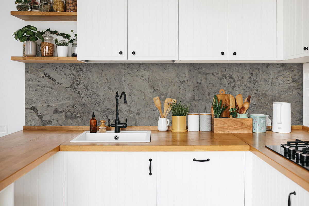 Küche - Graue Granit Textur in weißer Küche hinter Gewürzen und Kochlöffeln aus Holz