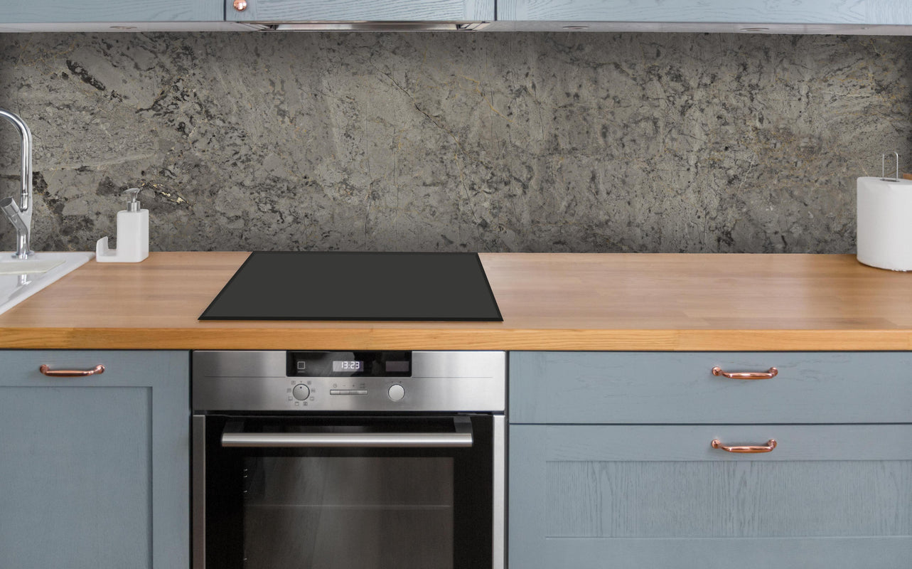 Küche - Graue Granit Textur über polierter Holzarbeitsplatte mit Cerankochfeld
