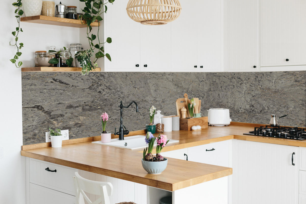 Küche - Graue Granit Textur in lebendiger Küche mit bunten Blumen